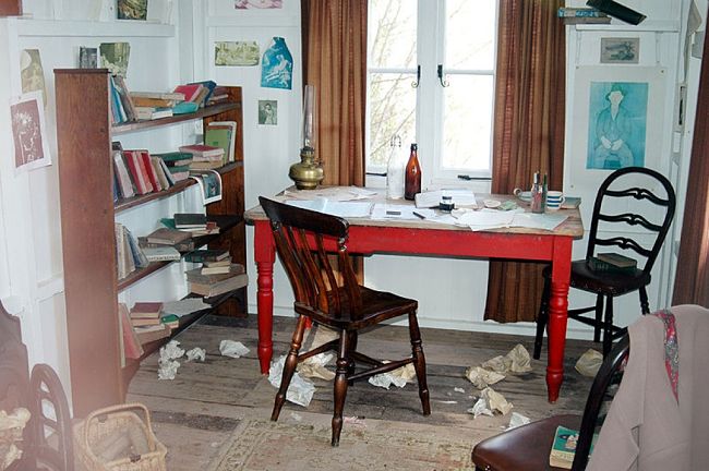 Dylan Thomas wrote delightful succinct poetry in a messy room with a beautiful view over a cliff.